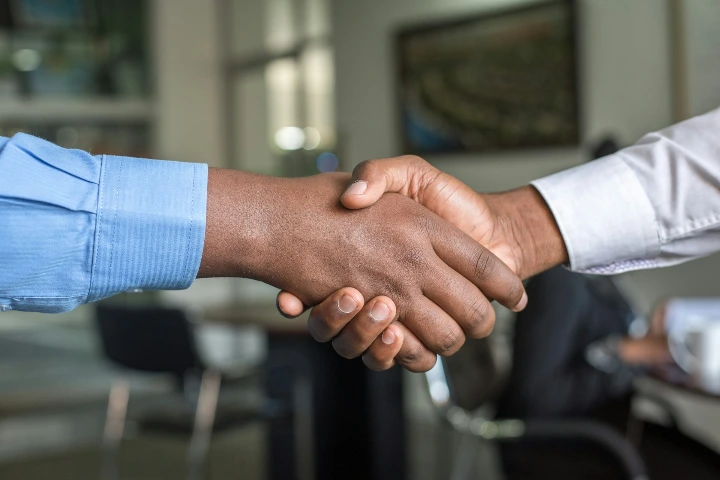 Zwei Geschäftspartner geben sich nach einer Einigung die Hand